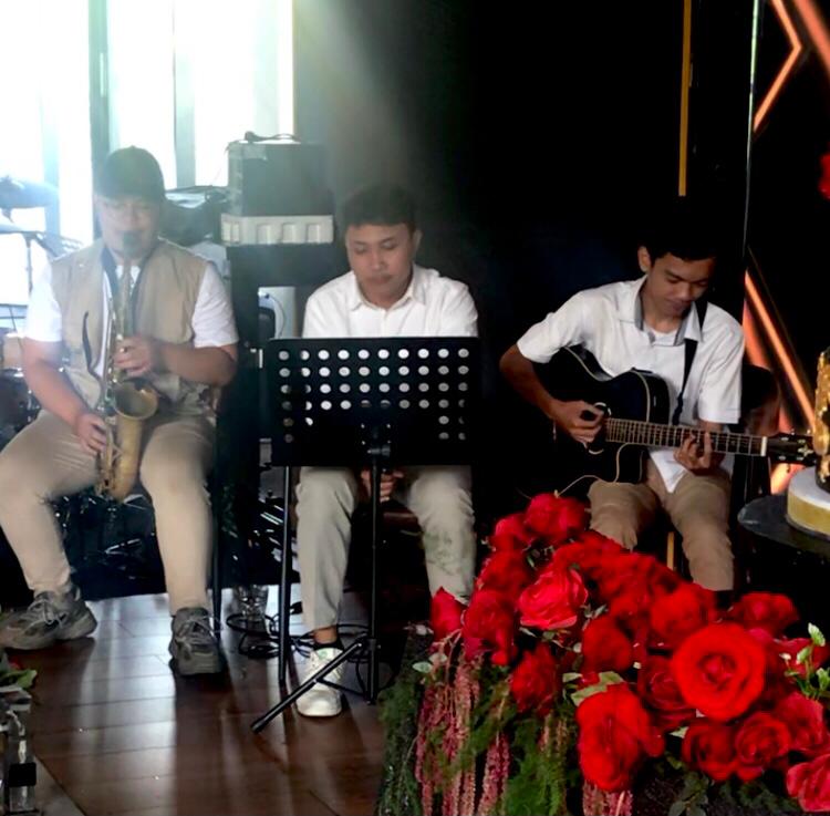 Three S Entertainment – Sewa – Rental Gitar Tunggal, Penyanyi, Pemain Saxophone dan Sound System MURAH di Jakarta