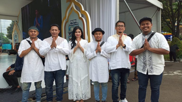Mudik Bersama Telkom di iringi musik Dangdut dan lagu lagu religi persembahan Three S Band