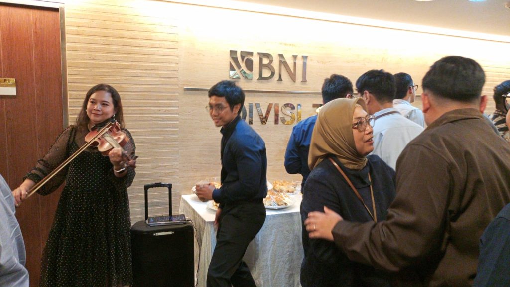 🎶 Kejutan Ulang Tahun Pemimpin Divisi Tresuri BNI Dihangatkan dengan Penampilan Solo Biola dari Three S Entertainment