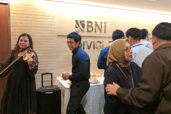 🎶 Kejutan Ulang Tahun Pemimpin Divisi Tresuri BNI Dihangatkan dengan Penampilan Solo Biola dari Three S Entertainment
